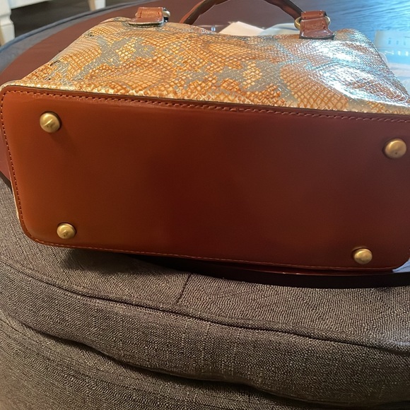 Patricia Nash Spring yellow/gold and metallic bag with key chain bag - Picture 3 of 7